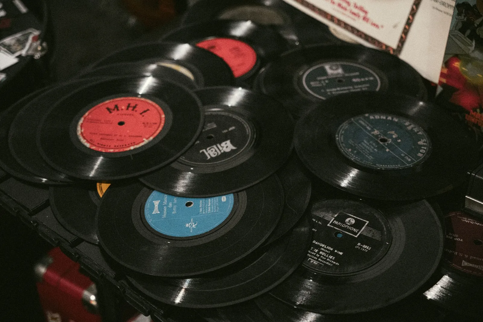 Stari vinilni singlovi sa narodnim pesmama iz šezdesetih godina prošlog veka