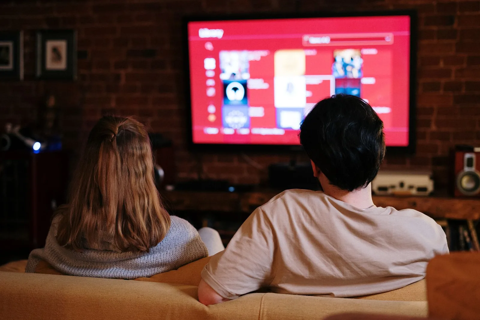 Udobno gledanje stranih serija na Netflixu uz maraton epizoda u opuštenoj večernjoj atmosferi