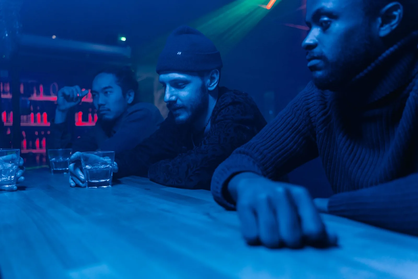 Društvo u lounge baru uveče, nastavak večeri posle koncerta A$AP Rockyja u Areni