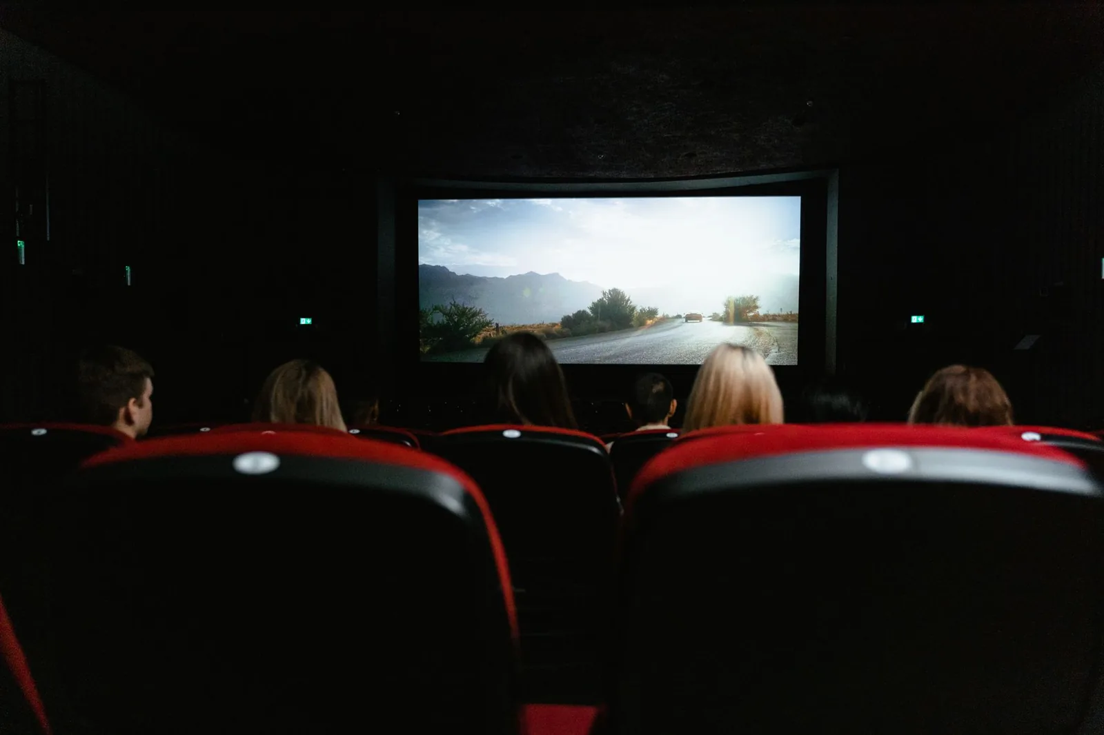 Bioskopsko platno i sedišta u iščekivanju projekcije filma Dina 3 u Kragujevcu