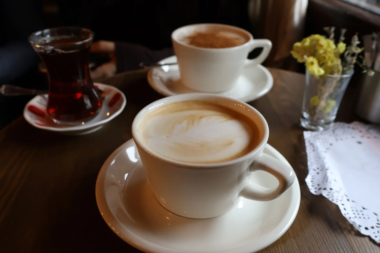 Šoljice kafe i čaja pored nargile u toploj atmosferi lounge bara