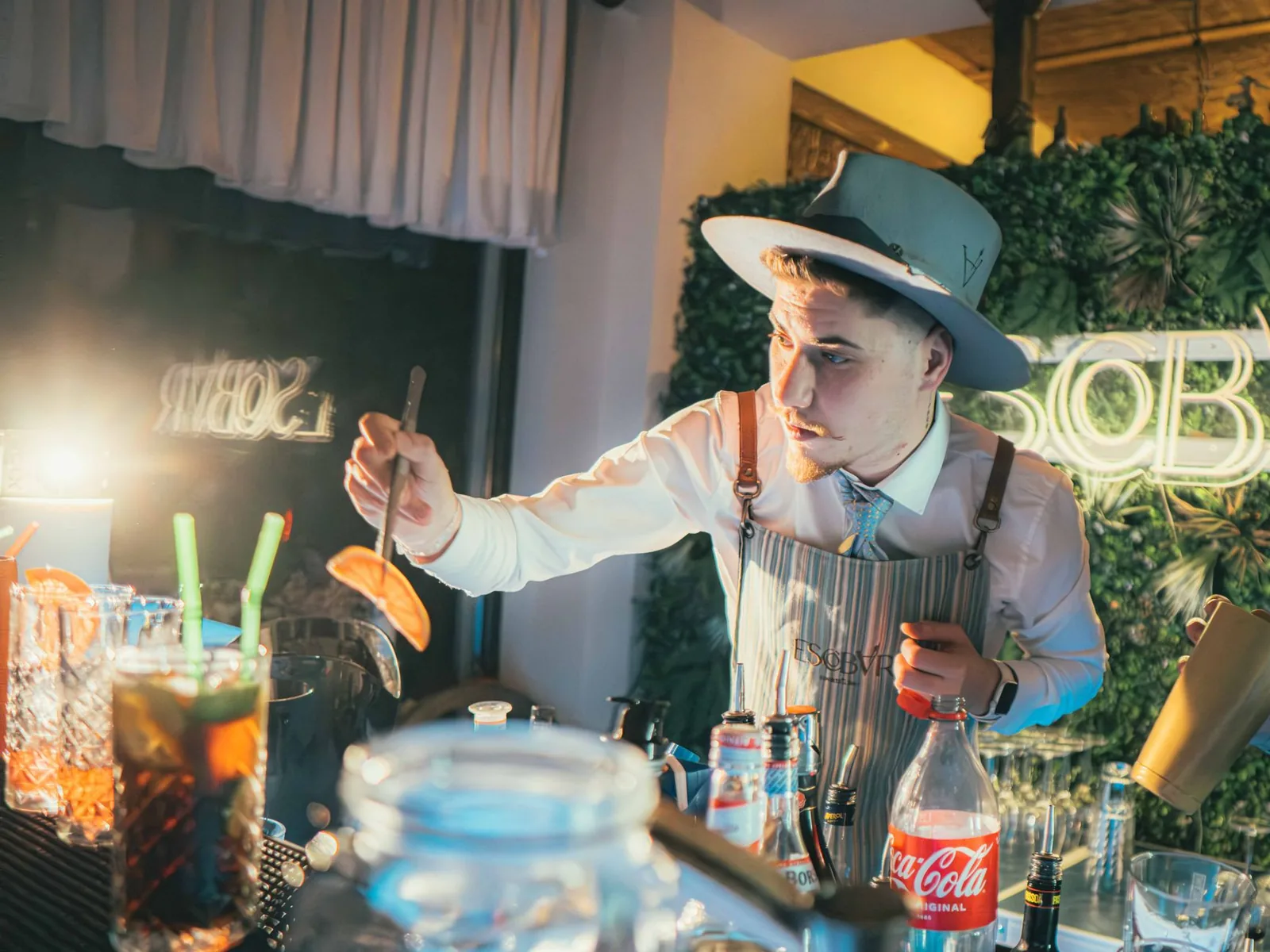 Kafanska atmosfera uz razbijanje čaša i emotivne pesme meraka koje spajaju goste