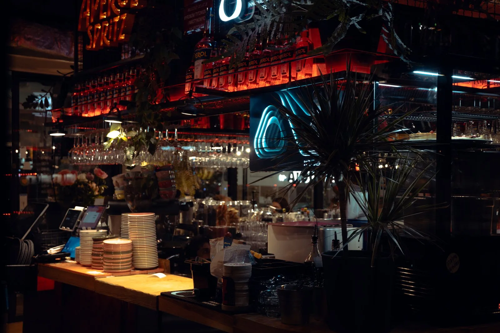 Elegantan koktel bar u Kragujevcu sa raznovrsnim koktelima i atmosferskim osvetljenjem