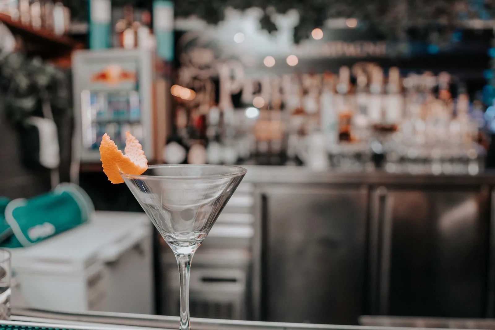 Atmosferičan lounge bar sa prigušenim osvetljenjem i koktelima za opušteno veče sa društvom