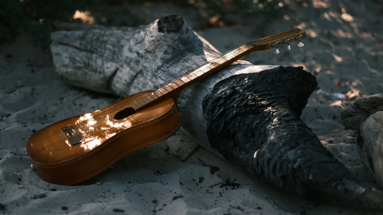 Akustična gitara uz svetlost sveće dočarava atmosferu najlepših folk balada svih vremena