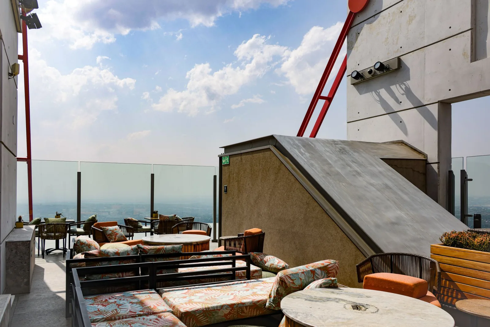 Panoramski pogled na grad sa terase lounge bara, ambijent koji menja doživljaj celog izlaska