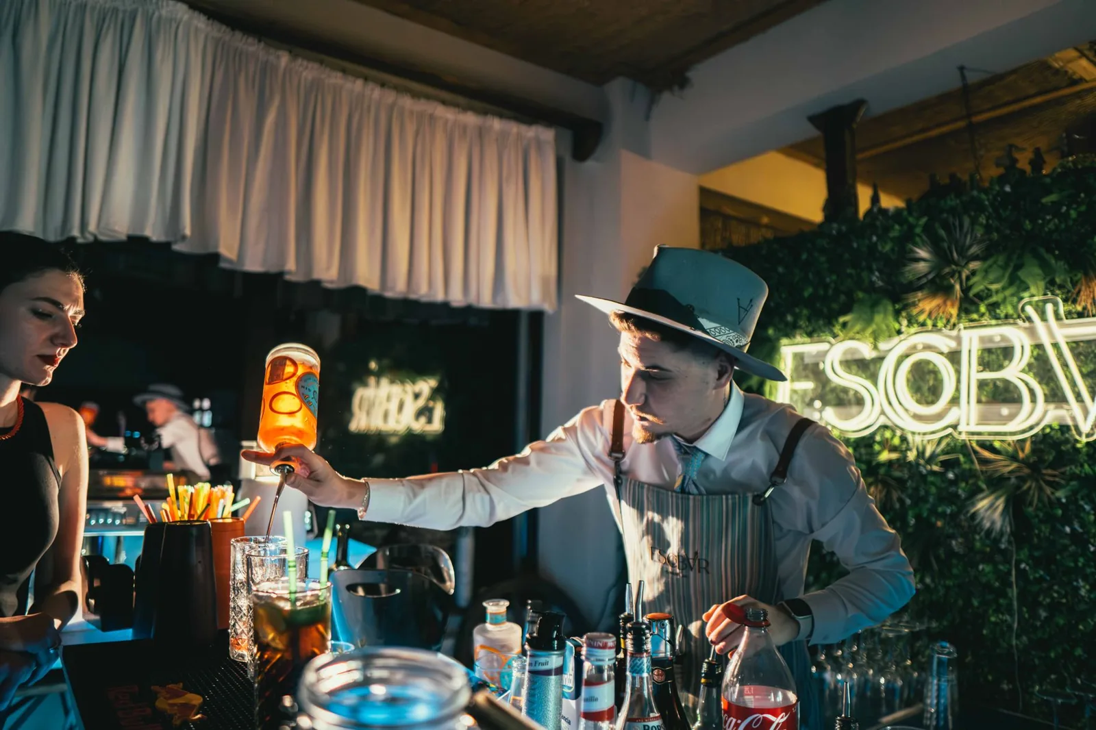 Kokteli na stolu u lounge baru za izbor atmosfere ranog večera ili kasne noći