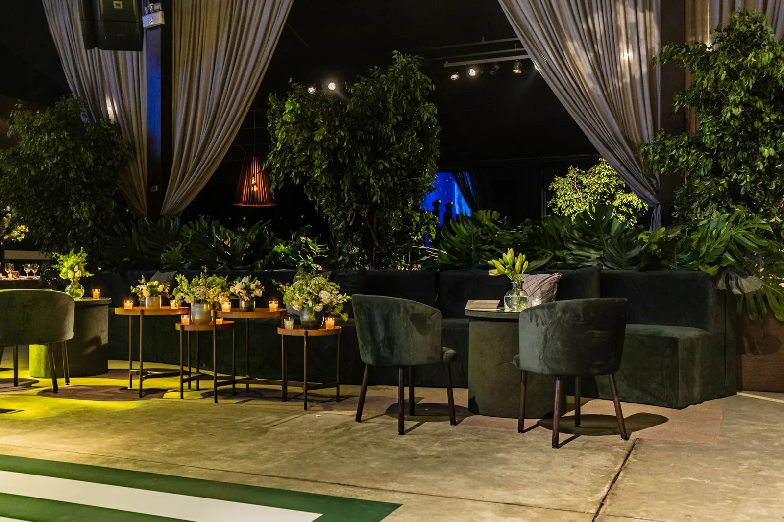 Prijatan lounge sa prigušenim toplim svetlom, udobnim foteljama i mirnom atmosferom za opuštanje