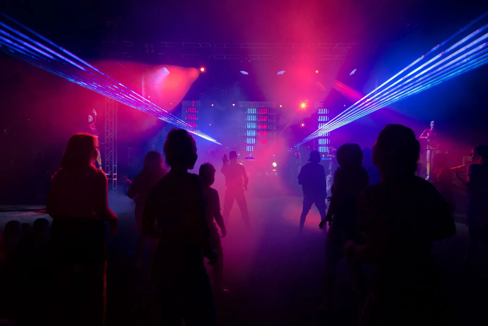 Mladi ljudi plešu uz domaće pop hitove tokom savršenog večernjeg izlaska u klubu