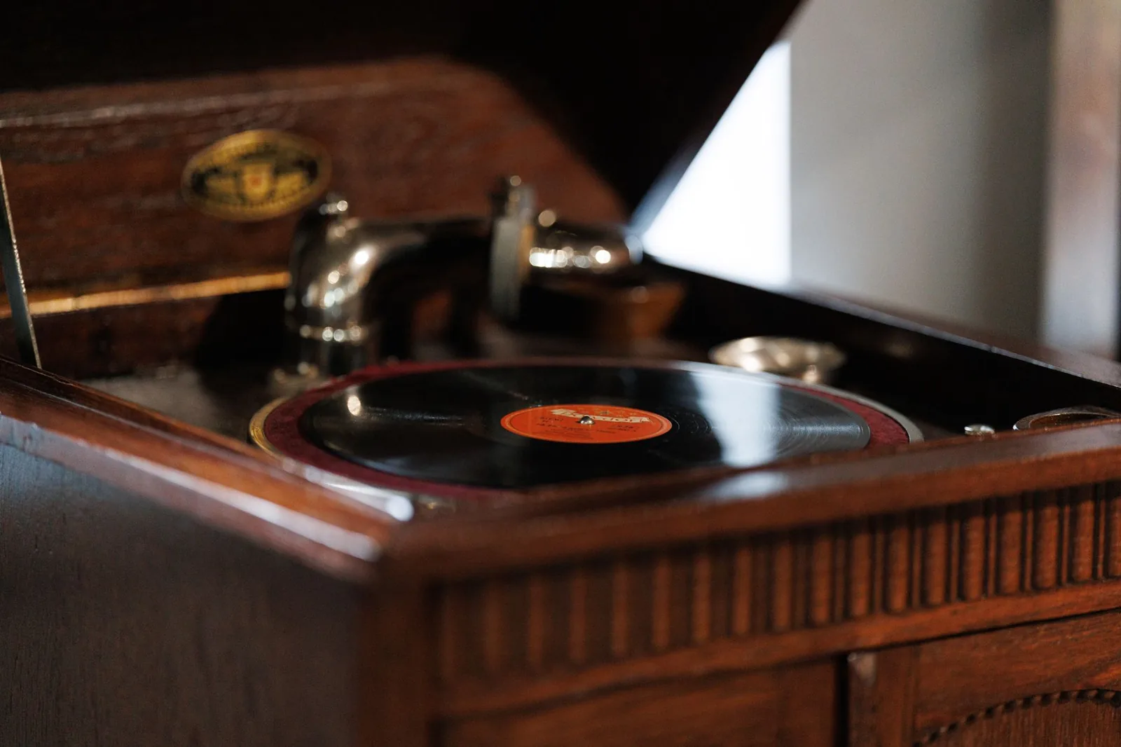 Gramofon i ploče uz svetla i piće kao inspiracija za ulazak u tridesete sa stilom