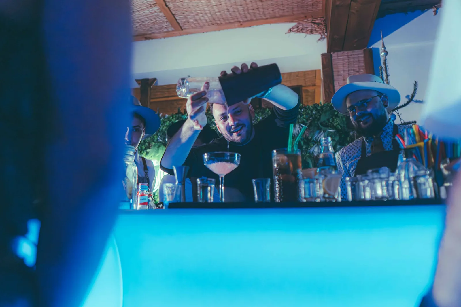 Atmosferičan koktel bar uveče u Ulici Milovana Gušića u Kragujevcu, idealan za izlaske